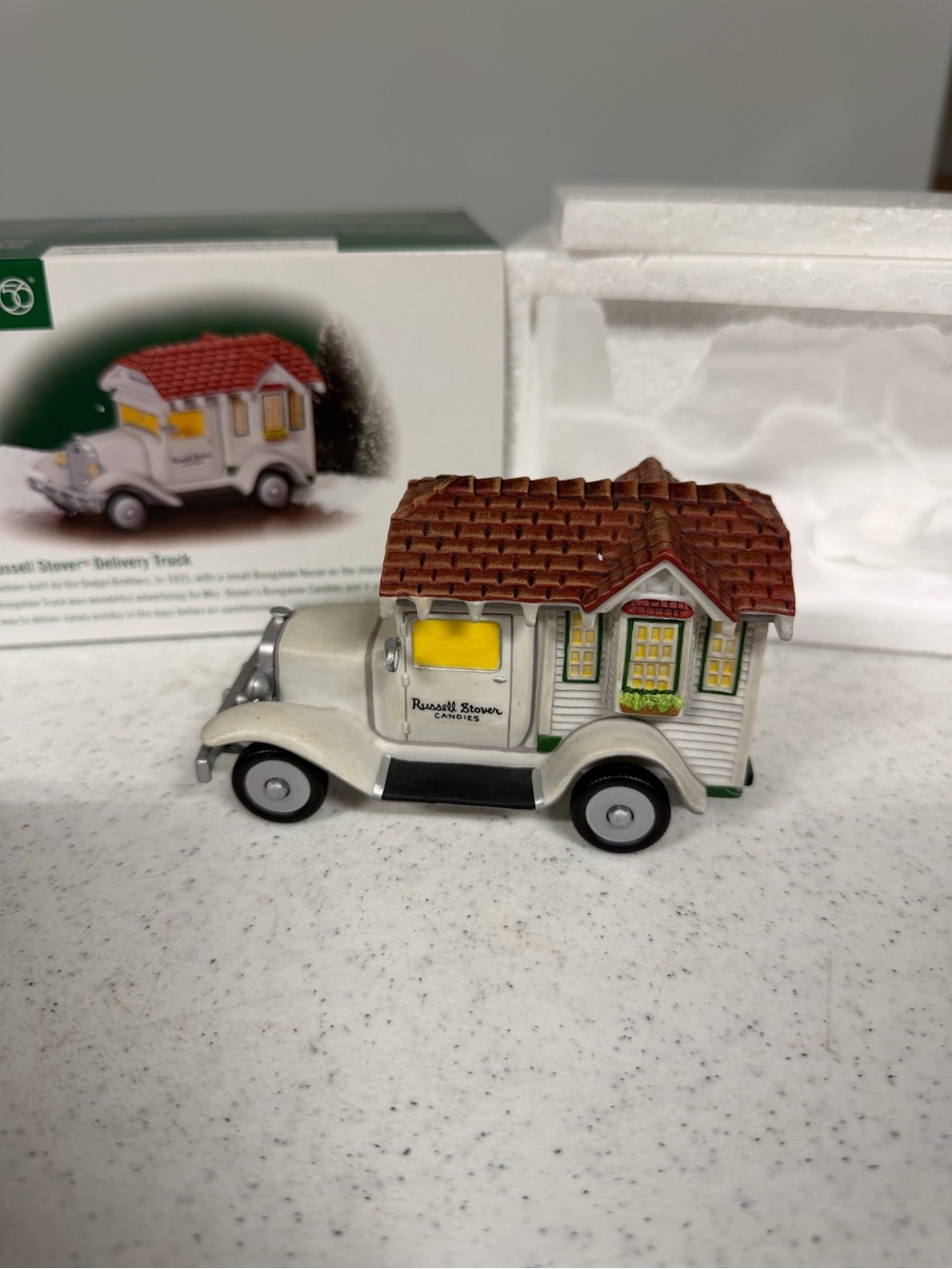 Dept 56 Christmas in the City Russell Stover Delivery Truck Accessory 58972 box
